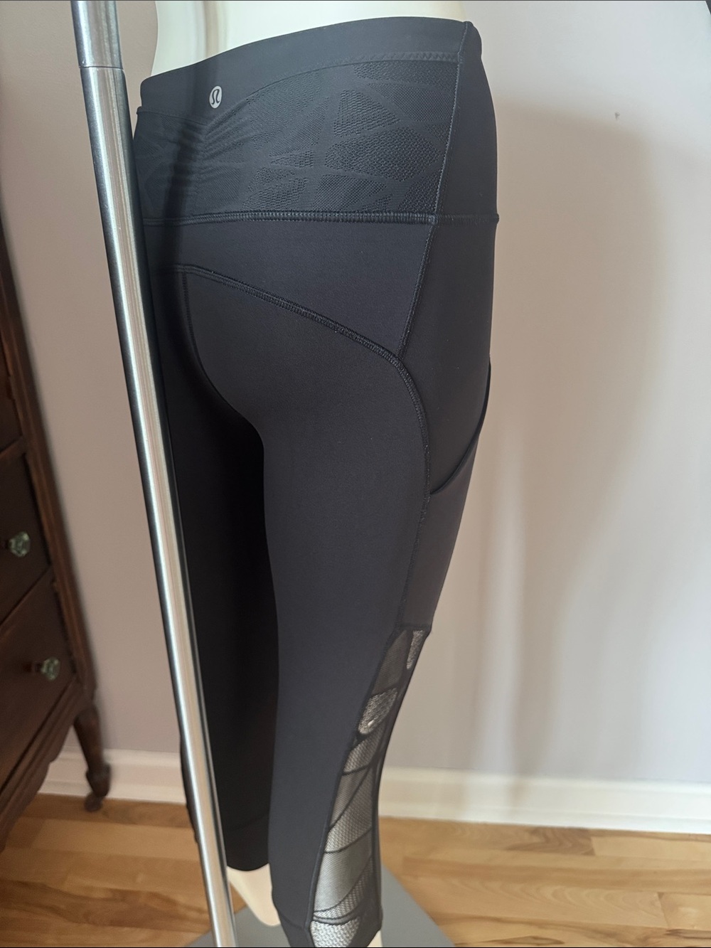 Lululemon Black Mesh Insert Cropped Leggings Size 4